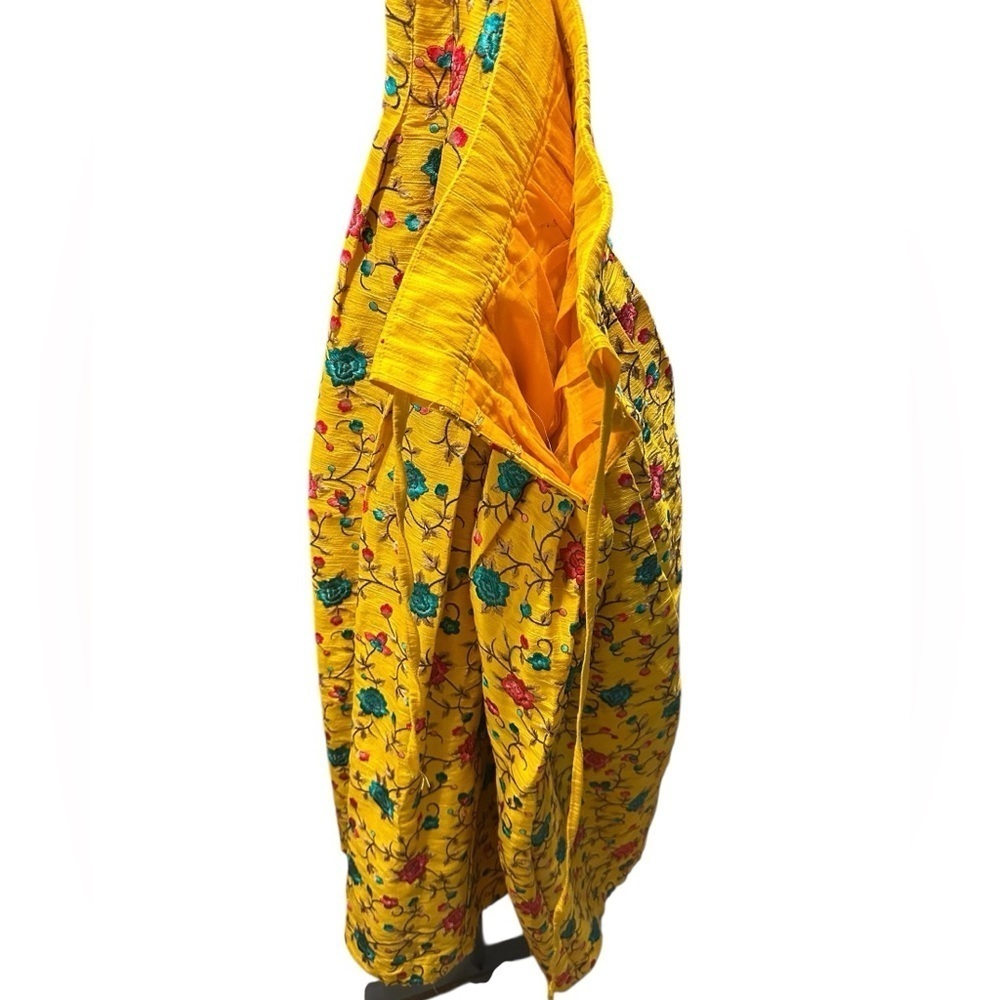Embroidered Floral Yellow Skirt size 30 - Picture 8 of 9